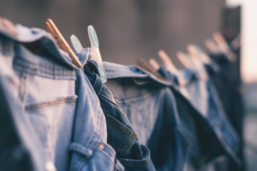 How to wash black jeans in the machine automatically and manually