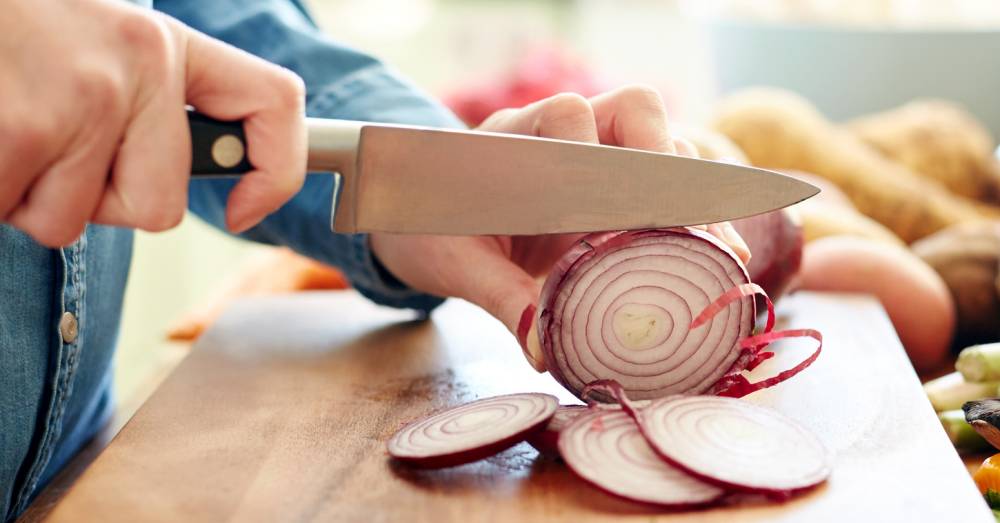 Effective ways to remove the smell of onions after eating, from the body, dishes and kitchen appliances, from the room