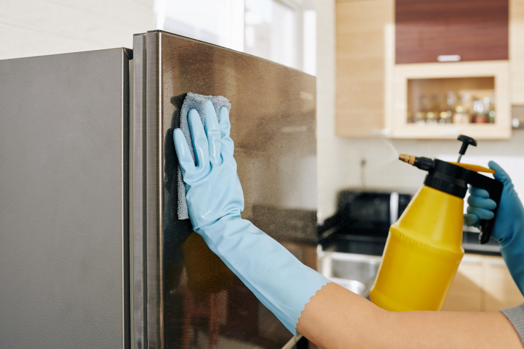 How to clean the outside of the refrigerator